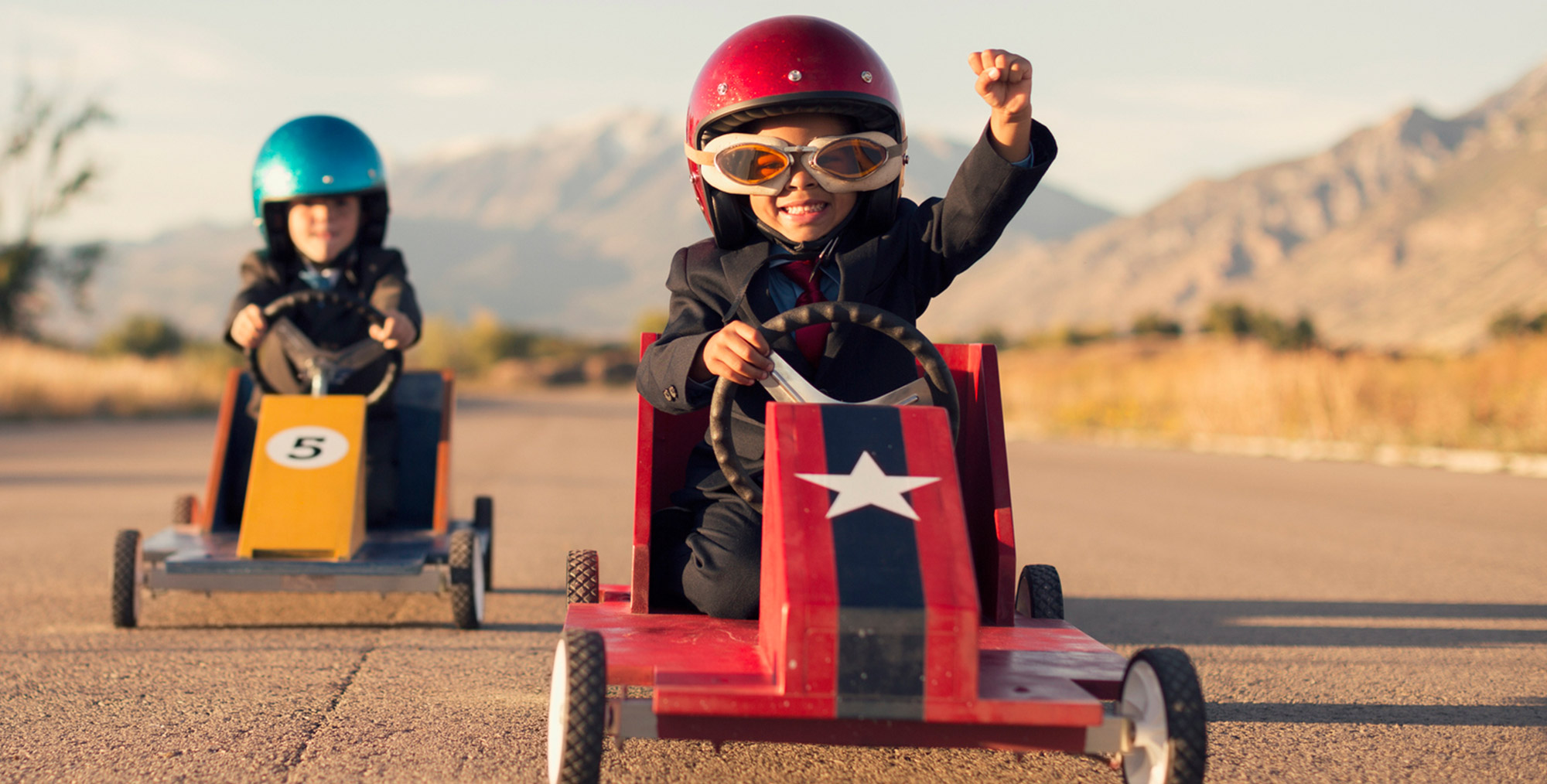 Enfant gagnant une course de voiture